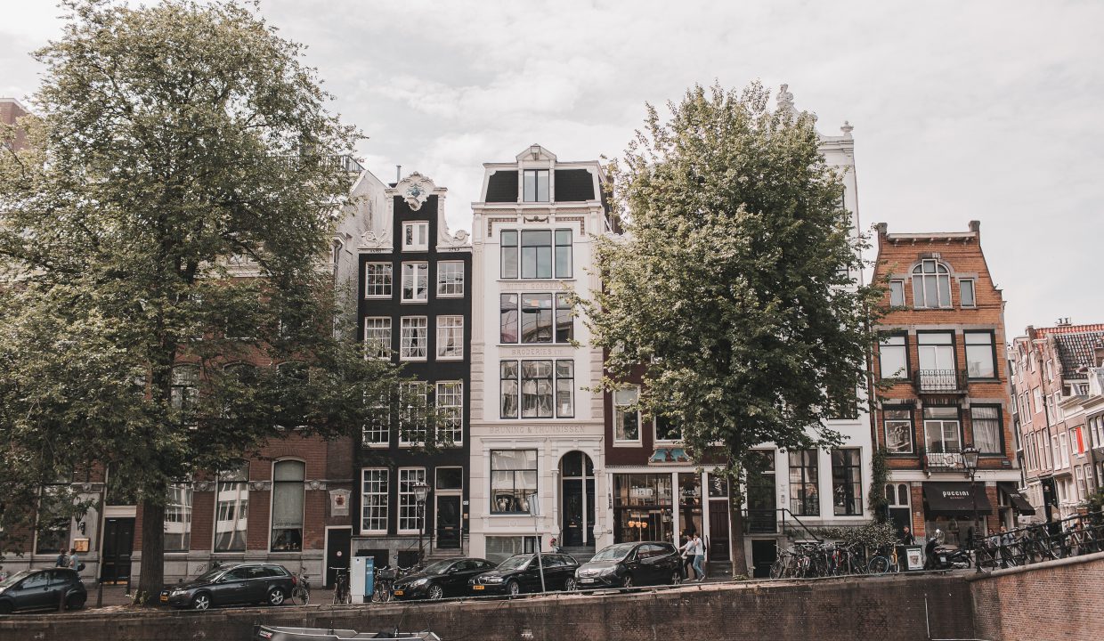 Het uitzicht op de stad Amsterdam vanaf een gehuurde boot.